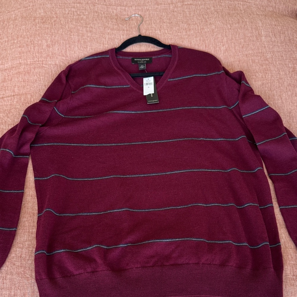 Banana Republic V-Neck Sweater in Burgundy and Gray 100% Wool